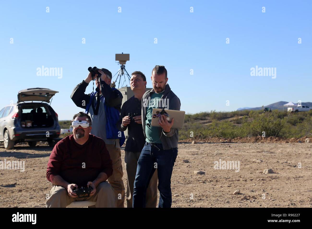 Les participants de l'équipe défi regardez comme leurs contre-système aérien sans pilote (C-SAMU) engage un SAMU au cours de la contre-SAMU difficile défi tuer au White Sands Missile Range, Nouveau Mexique, du 27 février au 31 mars 2017. L'objectif de la Defense Threat Reduction Agency, Improvised-Defeat (Organisation conjointe JIDO) défi a été parrainé par des technologies qui peut vaincre, ou tuer, les systèmes aériens sans pilote. Alors que l'armée des États-Unis est le principal sur la lutte contre le SAMU, le C-effort SAMU nous ramène à la mission du JIDO -- qui est d'aider à adapter les unités et contre les menaces improvisées Banque D'Images