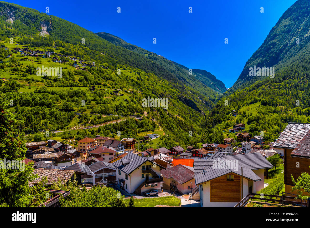 Alpes Suisses, village de montagne, vallée, Stalden Staldenried, Visp, Valais Valais Suisse Banque D'Images