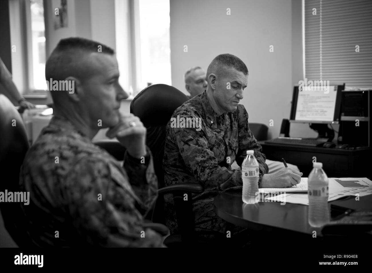 Le colonel du Corps des Marines américain David P. Grant, gauche, commandant du Marine Corps Combat Service Support les écoles (MCCSSS), et Brigue. Le général Jason Q. Bohm, général commandant du Commandement de l'instruction, recevoir un mémoire de l'École de formation des formateurs au cours de la visite au Camp de Bohm Johnson, N.C., 1 mars 2017. Le brig. La visite du général Bohm était d'observer et de discuter de la manière dont les plans des MCCSSS avec nid la commande de formation et de Plan de campagne pour l'examen des progrès réalisés sur le Programme de développement du leadership, la lecture et l'écriture de programmes, et de l'emploi de la Force des instructeurs de conditionnement physique. Banque D'Images
