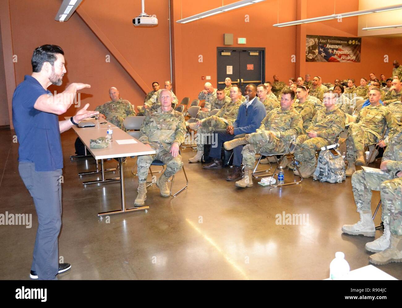 Pour lancer "l'année de la remise en forme," le brigadier. Le général David E. Elwell, 311e Commandement de soutien expéditionnaire général commandant, a invité Tony Horton, un motivateur et un auteur de haut-vente de livres, à une commande de l'état de préparation à l'échelle de la session à la Los Alamitos Joint Forces Training Base, 4 mars. Le 311e ESC est l'introduction d'un nouveau défi, de remise en forme appelé "Combat Fitness Challenge." La forme physique est l'une des pierres angulaires de la préparation au combat parce qu'être en bonne forme physique signifie qu'un soldat est toujours prêt pour toute mission. Banque D'Images