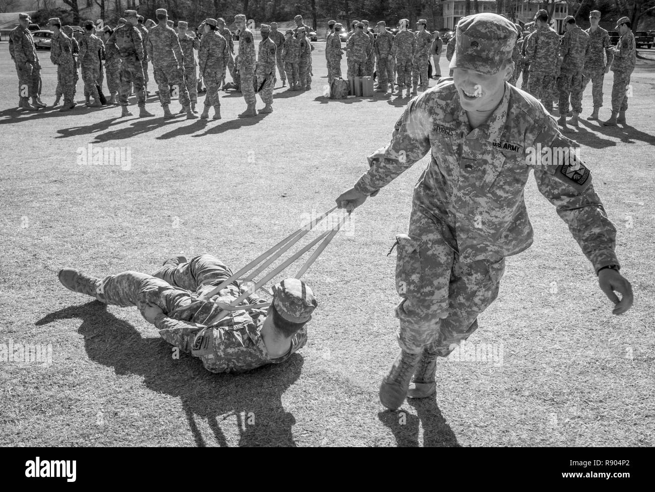 L'Université Clemson Corps de formation des officiers de réserve, un cadet Peter Sturgis étude junior génie mécanique de Fort Mill, L.C. (drags Liberty High School Cadets JROTC Millwood Austin à l'aide d'une élingue de combat technique comptable au cours d'un événement de formation de sensibilisation communautaire sur le campus de Clemson, le 16 mars 2017. Banque D'Images