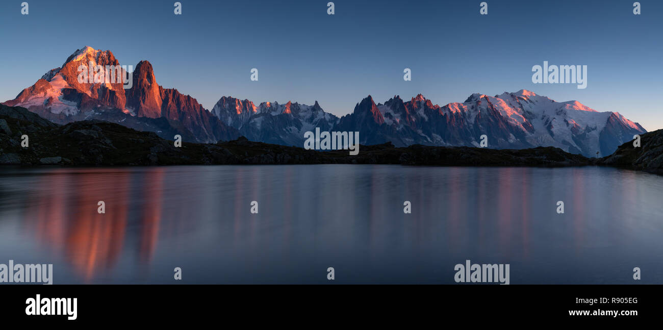 Panorama des Alpes près de Chamonix, avec l'Aiguille Verte, Auguille du Midi et le Mont Blanc, pendant le coucher du soleil au lac des Cheserys. Banque D'Images