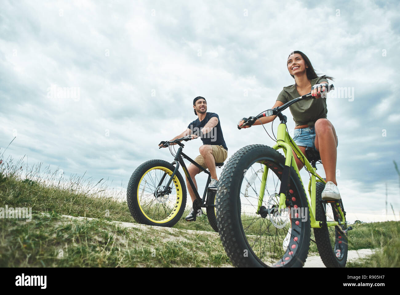 Jeune couple s'cyclingat Green Hills . Vue avant Banque D'Images