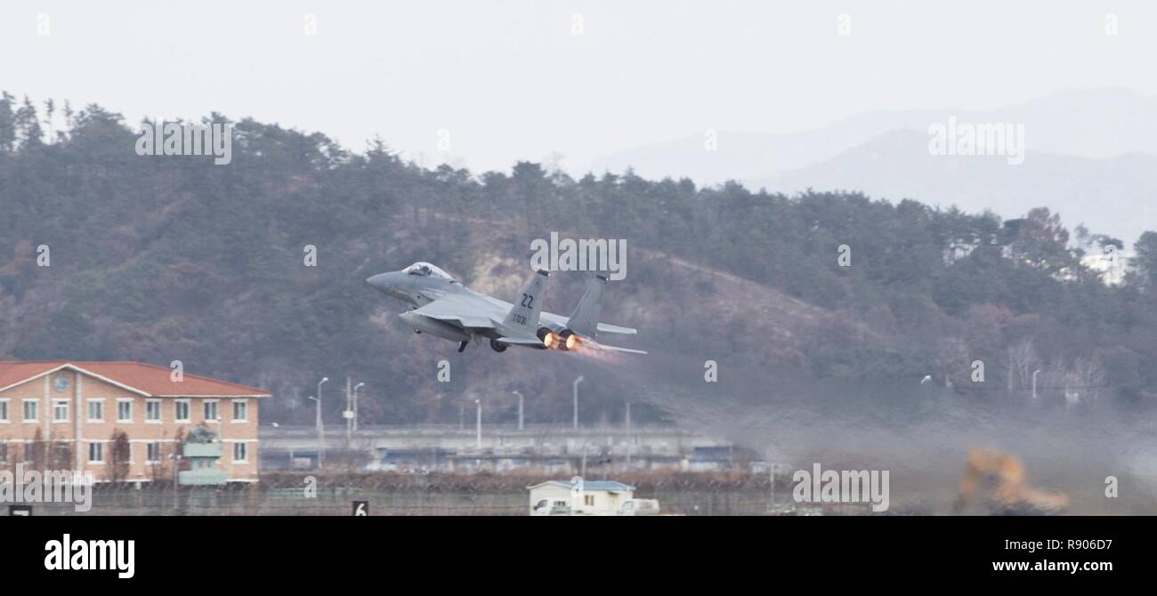 Un F-15 de Kadena Air Base, Japon, décolle de la Base Aérienne de Gwangju, République de Corée, 04 déc., 2017. Les chasseurs participe à l'pinensula-vaste exercice de routine, Vigilants Ace-18 -- un exercice axé sur l'interopérabilité. Banque D'Images