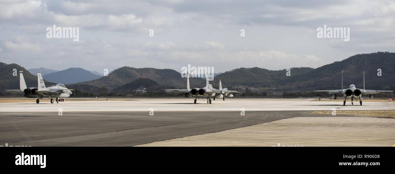 Quatre F-15s de Kadena Air Base, au Japon, à préparer le décollage de la Base Aérienne de Gwangju, République de Corée, 04 déc., 2017. Les chasseurs participent à l'exercice de routine à l'échelle de l'pinensula, Vigilants Ace-18 -- un exercice axé sur l'interopérabilité. Banque D'Images