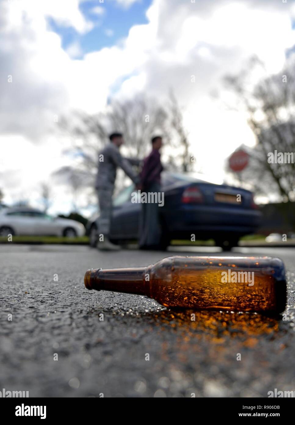 Un U.S. Air Force 100e Escadron des Forces de sécurité aérienne simule les menotter un particulier pour l'alcool au volant 23 Février, 2017, le RAF Mildenhall, Angleterre. Drink Smart est une campagne créée par l'équipe de Mildenhall aviateurs contre l'alcool au volant pour lutter contre la conduite avec facultés affaiblies sur et à l'extérieur de la base. Banque D'Images