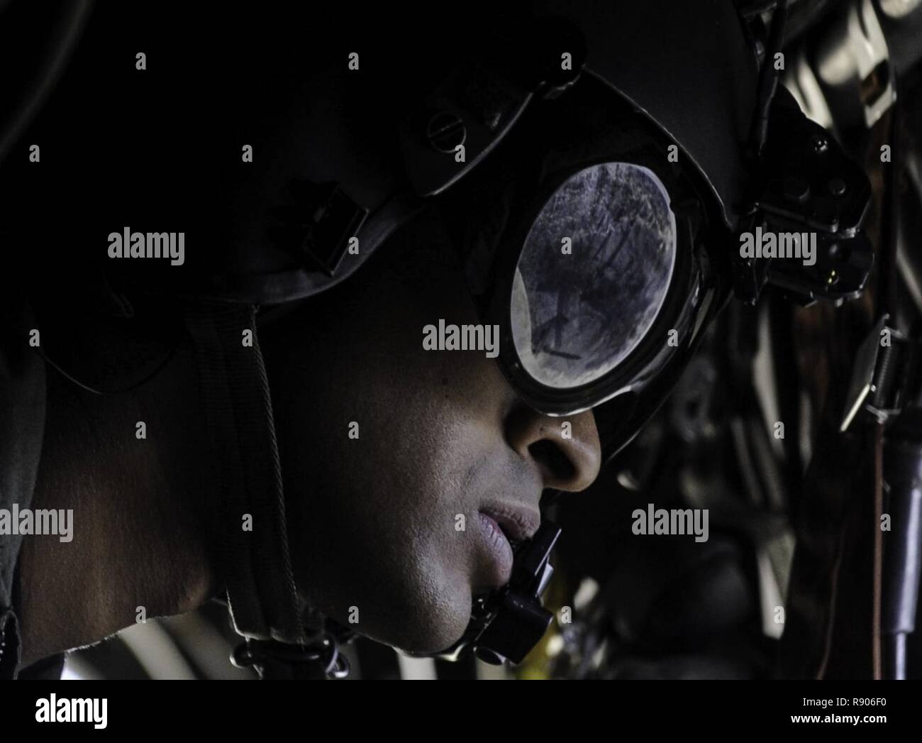 Un chef d'équipe de la force aérienne de Singapour regarde par la fenêtre d'un CH-47 Chinook avant de survie, évasion, résistance, spécialiste et échapper à effectuer en ligne statique saute par dessus le Nevada Test et gamme de formation, au cours de l'exercice Red Flag 17-2, Mars 7, 2017. Unités de vol du monde entier de déployer à Nellis Air Force Base, Nevada, à participer à drapeau rouge. Banque D'Images