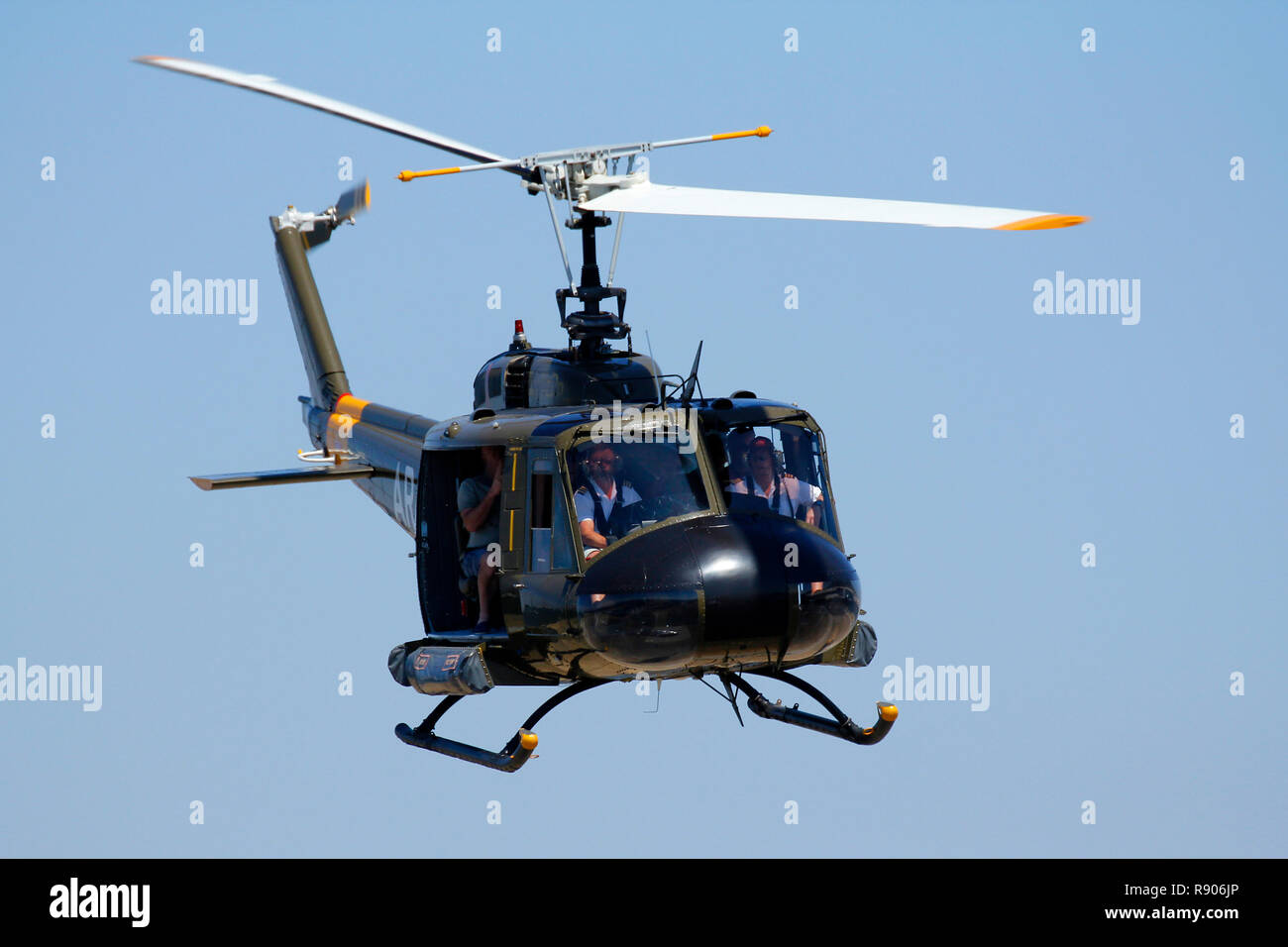 Un hélicoptère Huey Vietnam ex à venir pour atterrir à l'hélisurface dans le V&A Waterfront, Cape Town. Banque D'Images