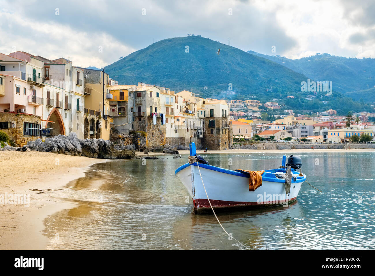 Bateau de pêche dans le vieux port. Cefalu, Sicile, Italie Banque D'Images