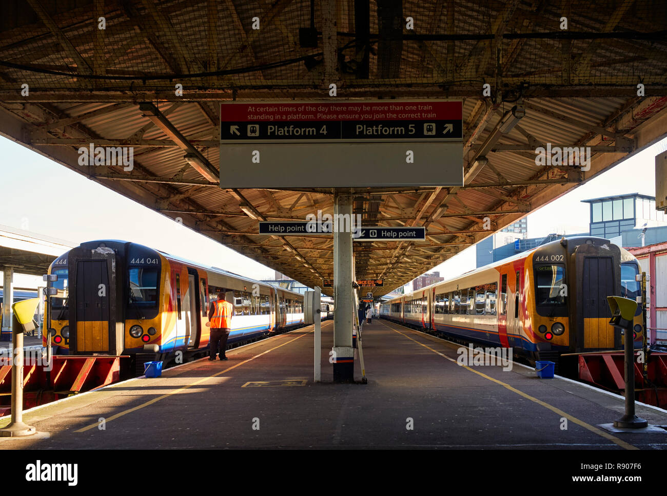 Deux South Western Railway trains électriques à la plateforme de la gare de Portsmouth Harbour Banque D'Images