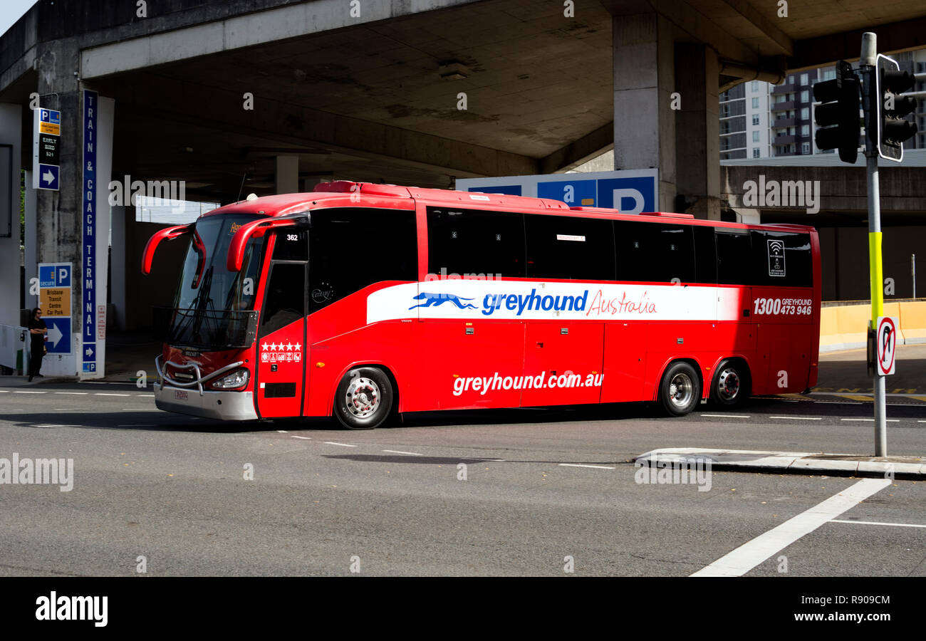 Un autocar Greyhound de partir du Centre de Transit de Brisbane, Brisbane, Queensland, Australie Banque D'Images