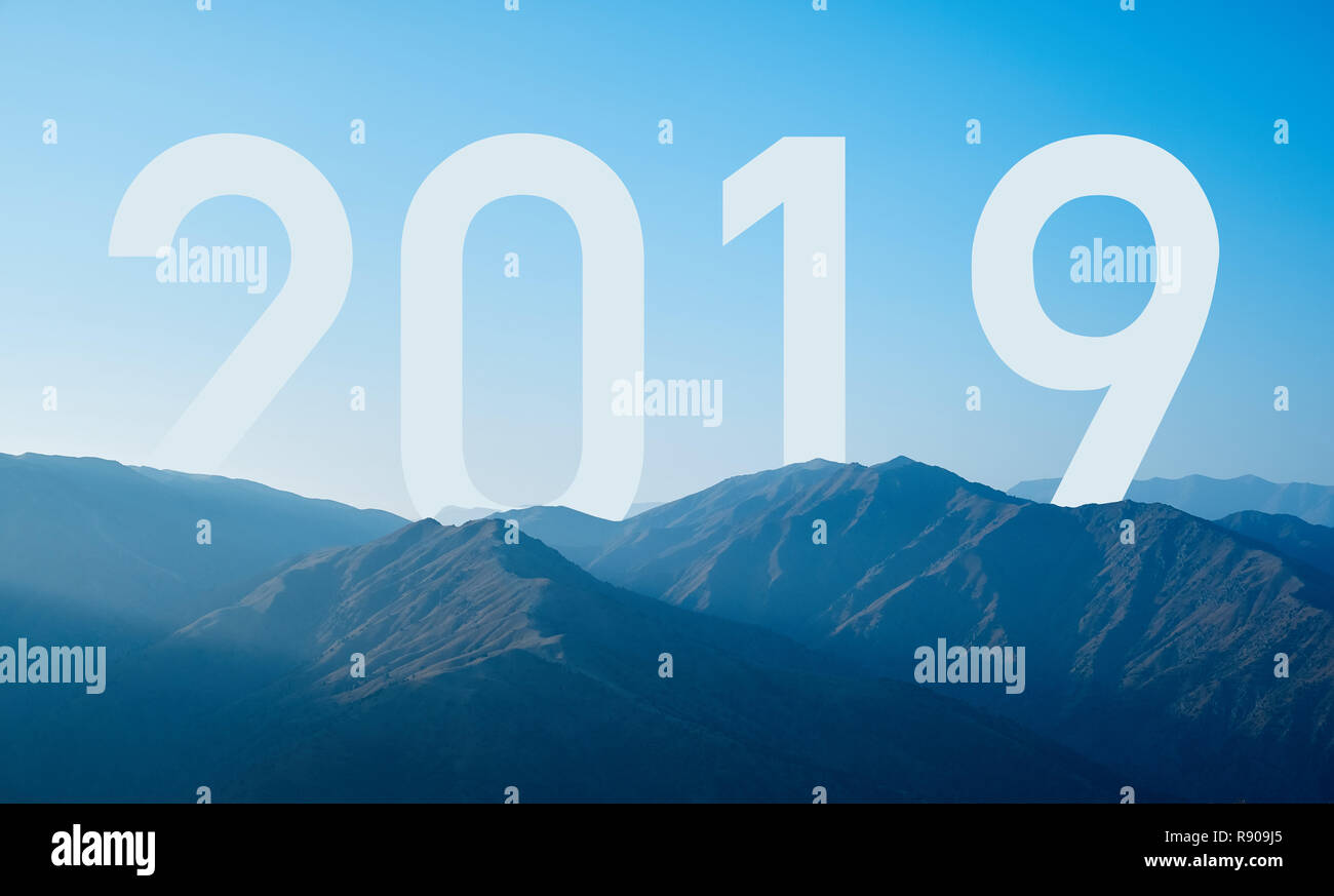 Nouvelle année 2019. Silhouette heureux pour la nouvelle année 2019 avec la montagne sur fond de ciel bleu Banque D'Images