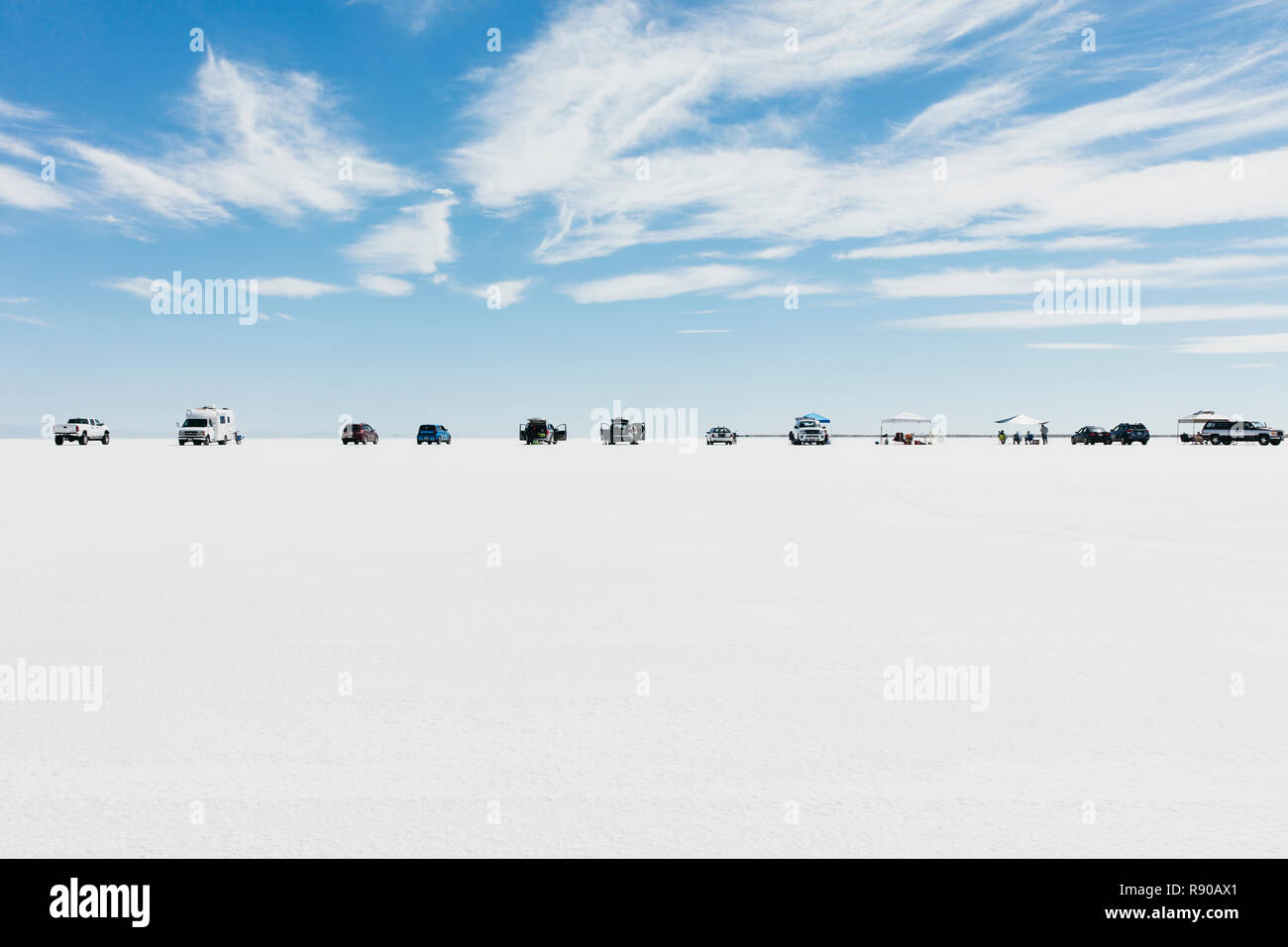 Les voitures et les spectateurs alignés sur les plaines salines pendant la vitesse de Banque D'Images