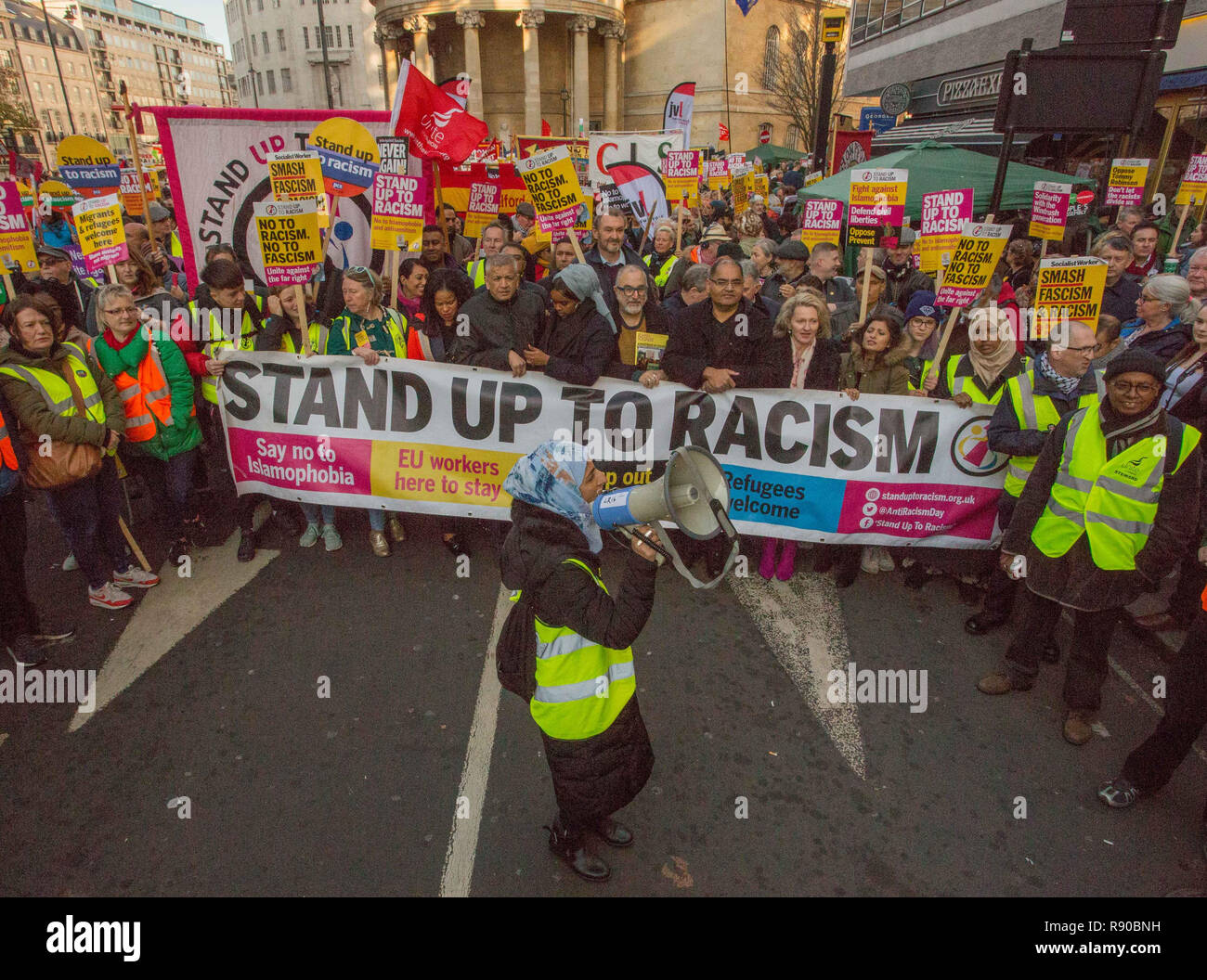 Démonstration de l'unité nationale contre le fascisme et le racisme. La manifestation est initiée par Stand Up au racisme, co-parrainé par s'unir contre le fascisme et le racisme, la haine de la musique d'amour et d'ombre est appuyé par le secrétaire d'accueil Diane Abbott et Shadow Chancellor John McDonnell, entre autres. Avec : Atmosphère, voir Où : London, Royaume-Uni Quand : 17 Nov 2018 Credit : Wheatley/WENN Banque D'Images