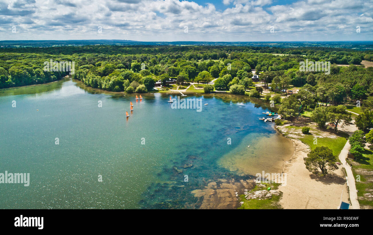Lake Châteaubourg dans la forêt de Brocéliande, la forêt mythique de la légende arthurienne. Lac, forêt et parc des sports et loisirs Banque D'Images