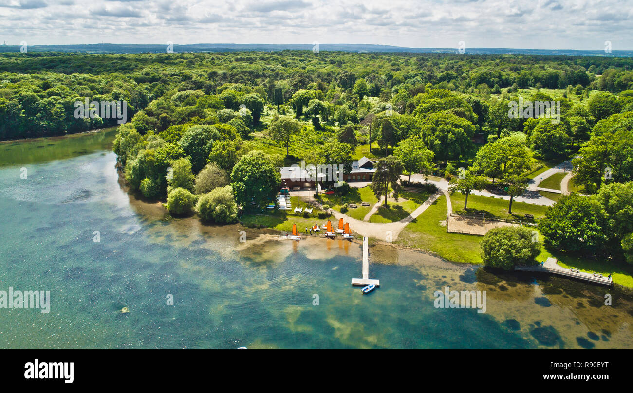 Lake Châteaubourg dans la forêt de Brocéliande, la forêt mythique de la légende arthurienne. Lac, forêt et parc des sports et loisirs Banque D'Images
