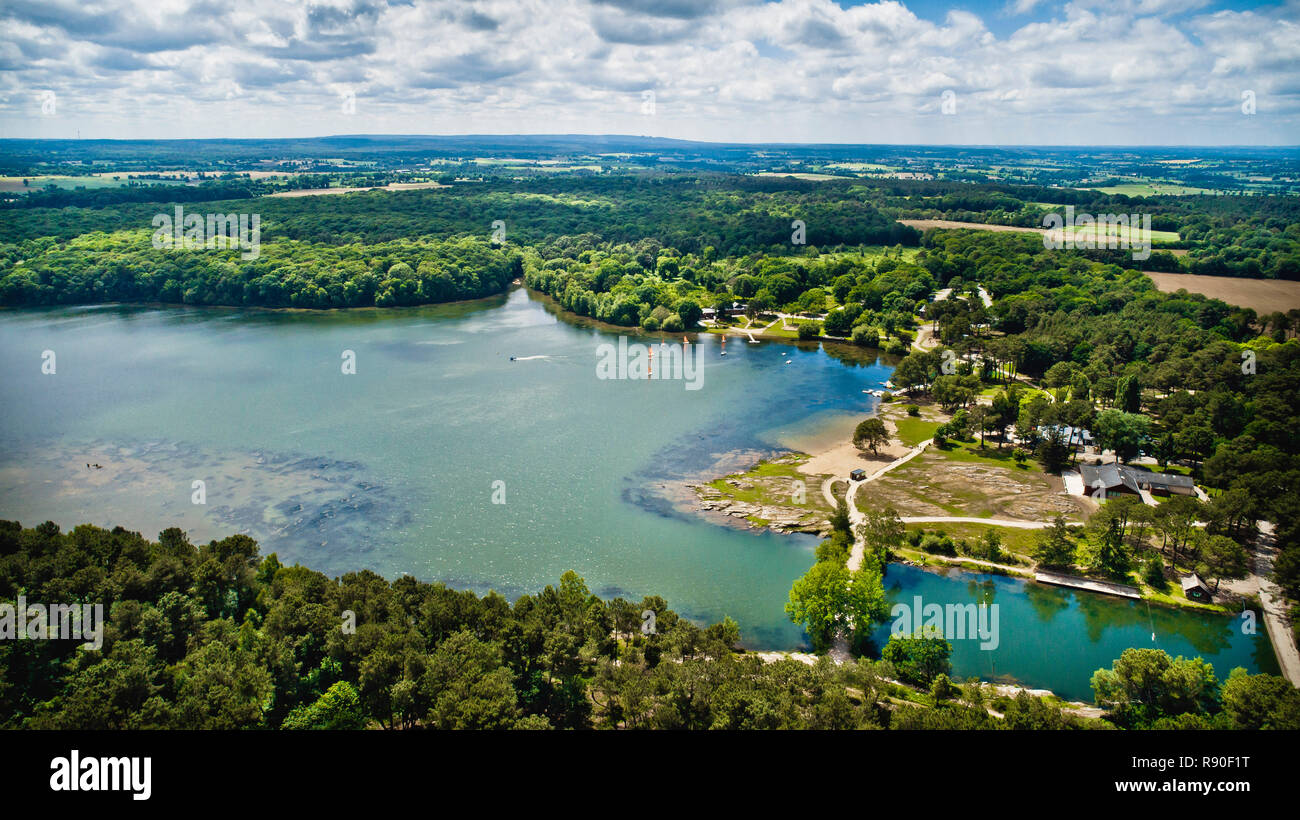 Lake Châteaubourg dans la forêt de Brocéliande, la forêt mythique de la légende arthurienne. Lac, forêt et parc des sports et loisirs Banque D'Images