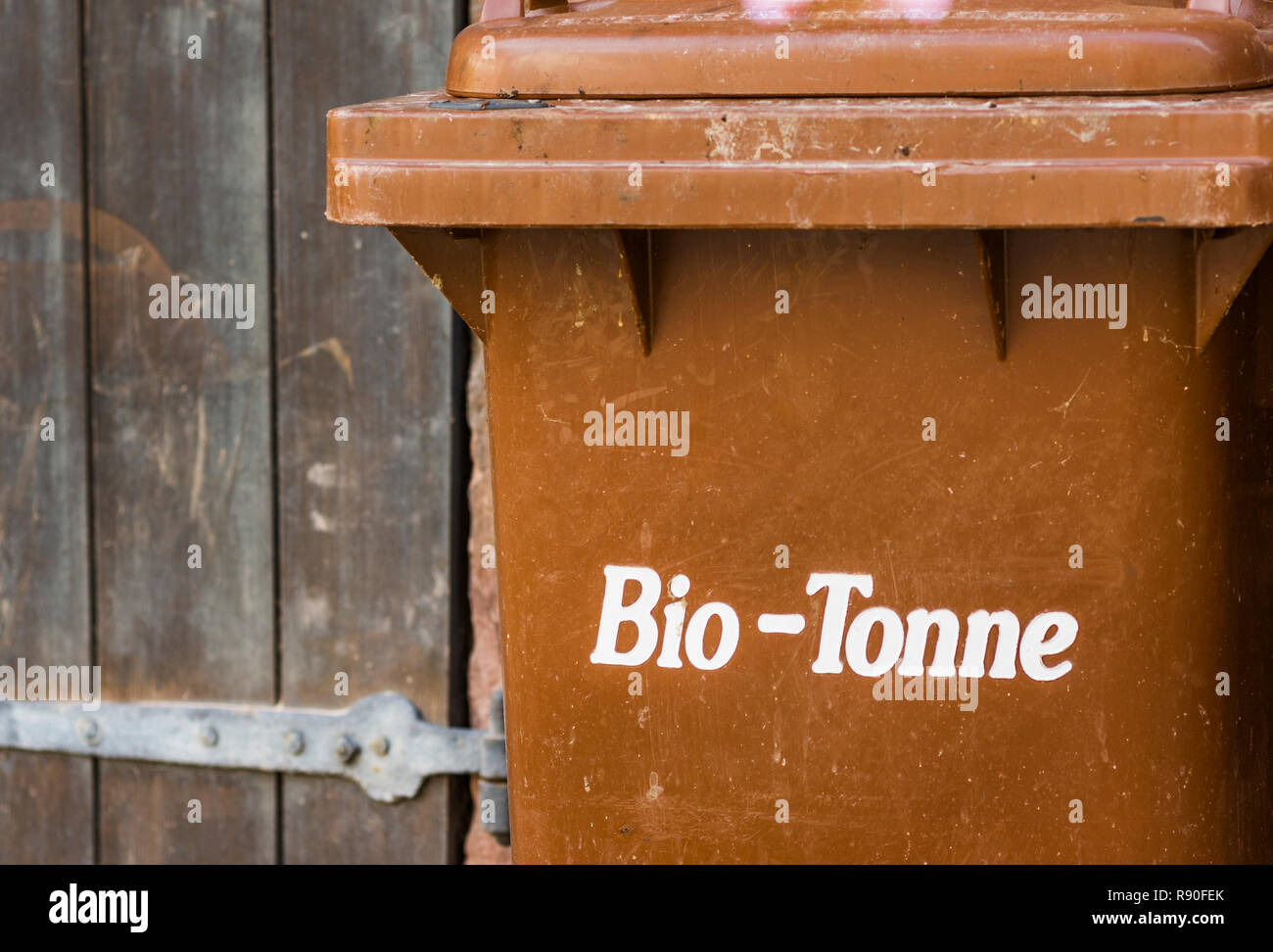 Avec la poubelle marron inscription allemand : 'bio-tonne', Poubelle pour déchets organiques Banque D'Images