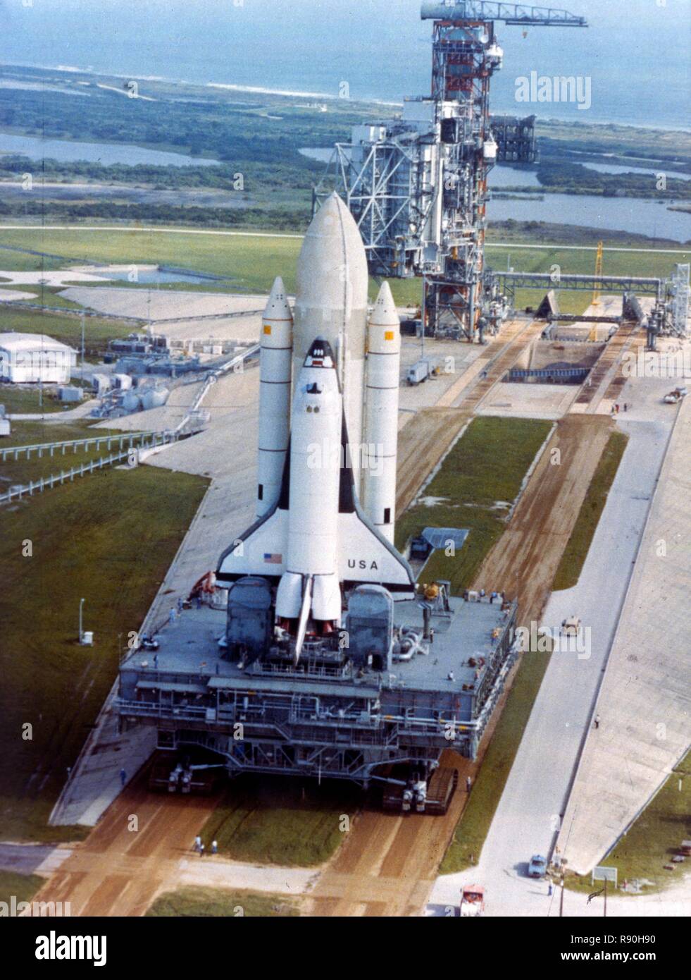 Crawler déménagement Navette spatiale à lancer 39 complexes, Kennedy Space Center, USA, 1980. Organisateur : la NASA. Banque D'Images