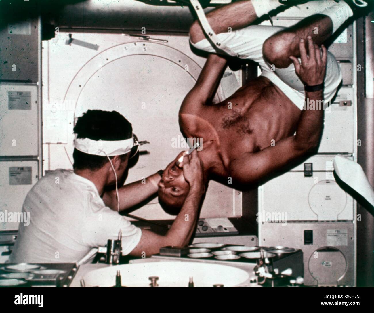 Kerwin examinant Conrad sur Skylab 2, 1973. Organisateur : la NASA. Banque D'Images