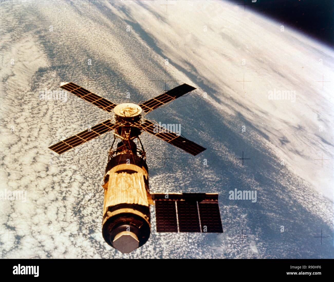 Skylab en orbite au-dessus de la Terre à la fin de sa mission, 1974. Organisateur : la NASA. Banque D'Images