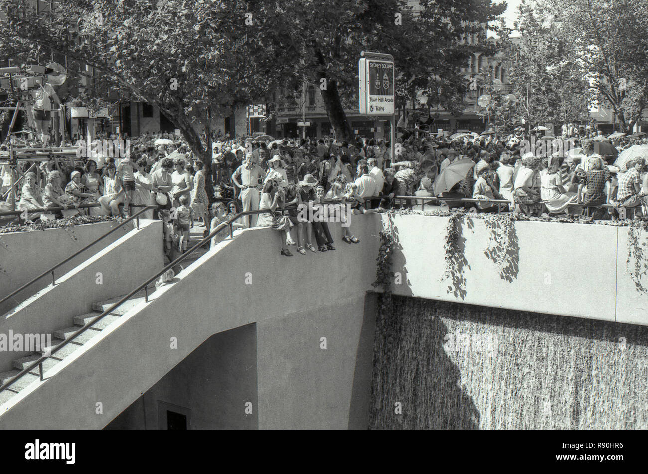 Sydney, Australie, le 13 mars 1977 : des foules de gens de tous âges et des barricades de ligne courbe et applaudir à l'arrivée de la reine Elizabeth II et le prince Philip à Sydney Square près de la Mairie. Le couple royal a assisté à une réception officielle avec le maire de la ville, et plus tard un port Leo à la proximité de la cathédrale de St Andrews. Sa Majesté et le Prince ont été visite de Sydney ainsi que de nombreuses autres parties de l'Australie au cours du mois de mars dans le cadre de leur tournée mondiale Jubilé d'argent. Crédit photo Stephen Dwyer (17 ans) Banque D'Images