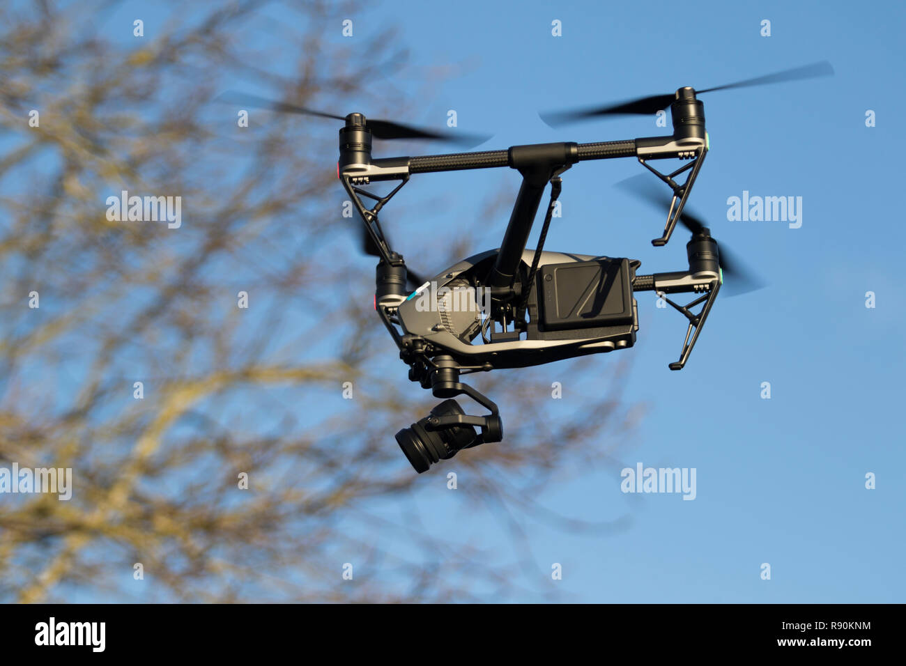 Drone volant dans les airs contre des arbres et ciel bleu- DJI Inspirer 2 Banque D'Images