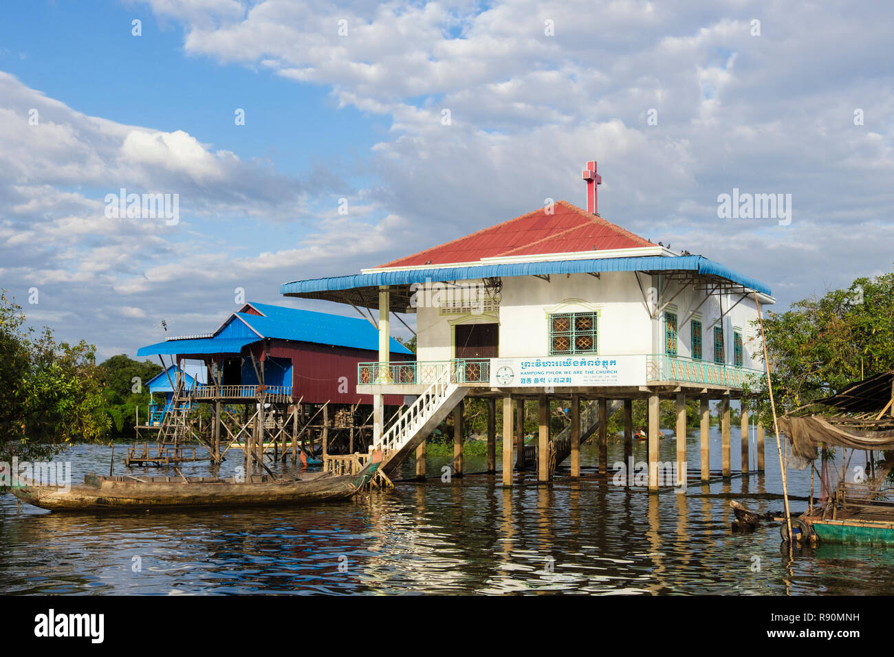 Kampong Phlok mission Church sur pilotis au village flottant sur le lac Tonlé Sap. Kampong Phluk, province de Siem Reap, Cambodge, en Asie du sud-est Banque D'Images