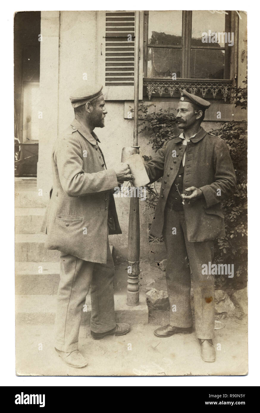 Vintage photo d'Allemand soldats de la première guerre mondiale la consommation de bière de chopes, vers 1916. mar Lebertal Diloisy Krauz (St) Banque D'Images