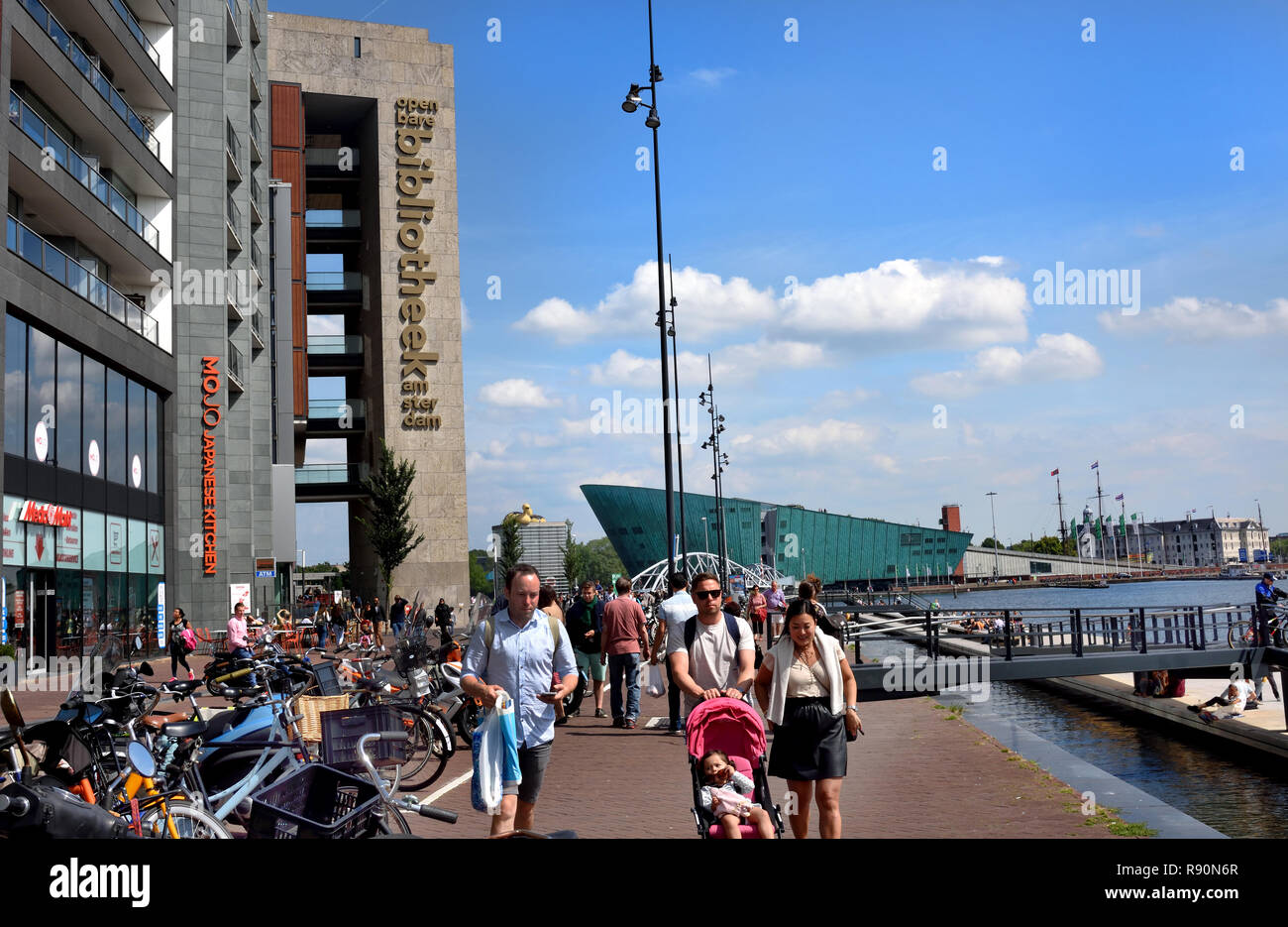 Library- Oosterdok Kade près d'Amsterdam Central - musée scientifique Nemo Amsterdam Pays-Bas Banque D'Images