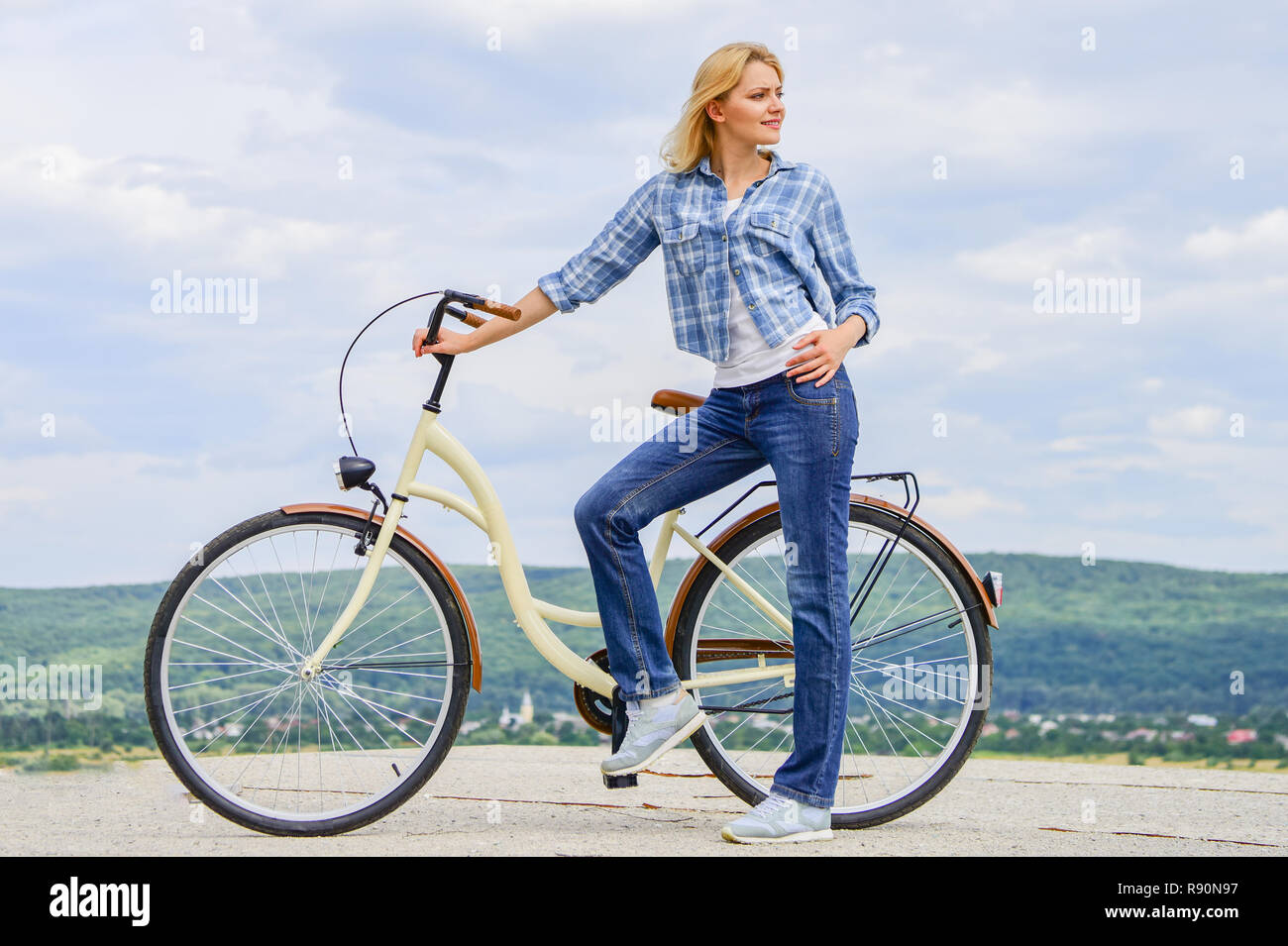Avantages du vélo tous les jours. Garder la forme forme facile avec vélo  ordinaire. Ride fille cruiser vélo. Santé les bienfaits du vélo ordinaire.  Raisons de faire du vélo. Des promenades en