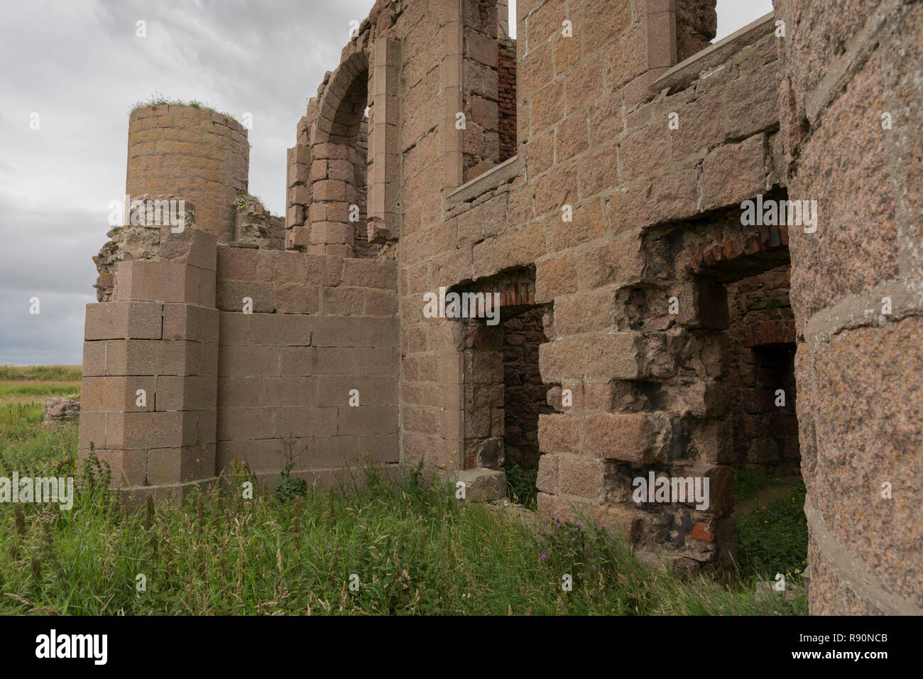 Nouveau Slains Castle (pour le distinguer de l'ancien château Slains à proximité). Côte de la mer du Nord (1 km / 0.62 mi à l'est de la baie de Cruden). Le noyau de th Banque D'Images