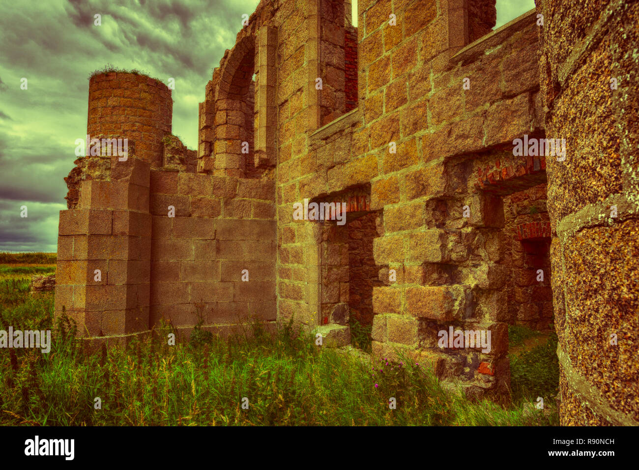 Nouveau Slains Castle (pour le distinguer de l'ancien château Slains à proximité). Côte de la mer du Nord (1 km / 0.62 mi à l'est de la baie de Cruden). Le noyau de th Banque D'Images