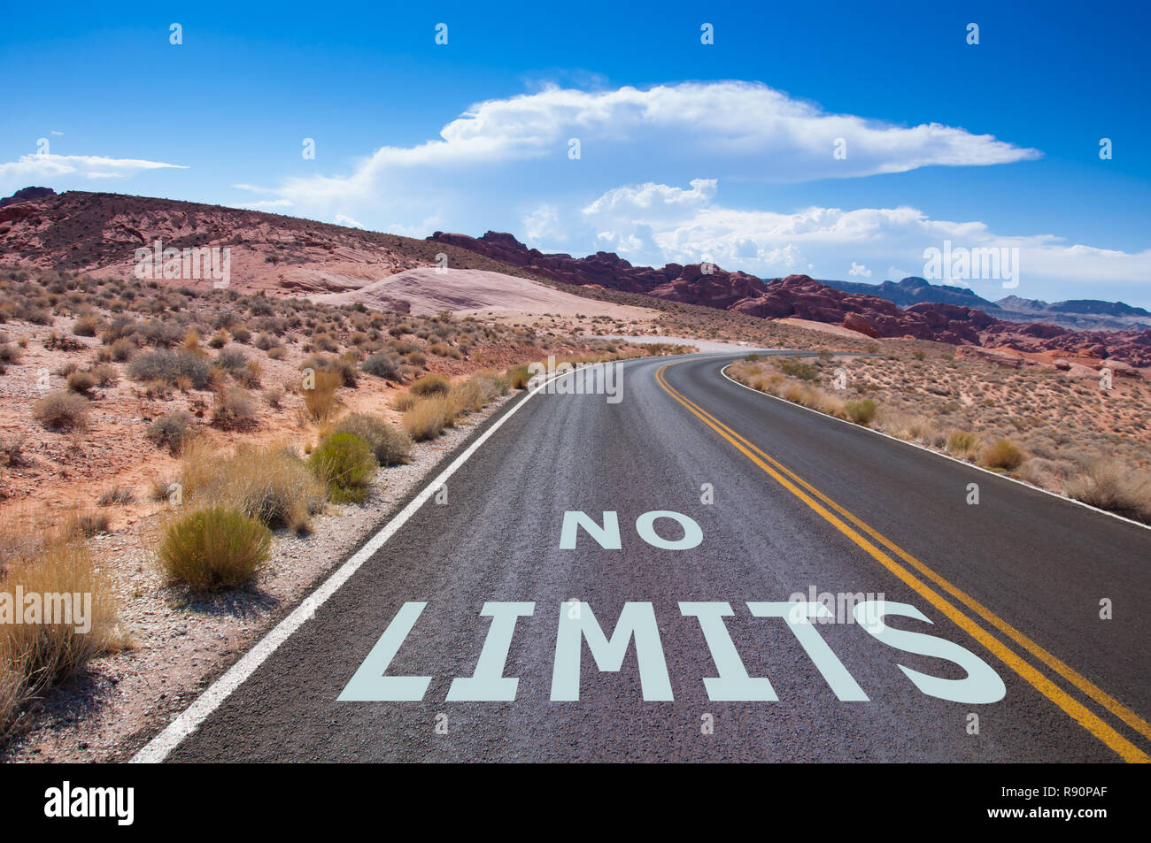 Le texte "PAS DE LIMITES" écrit sur un vide, dans le désert du Nevada avant la rue tourne à droite Banque D'Images