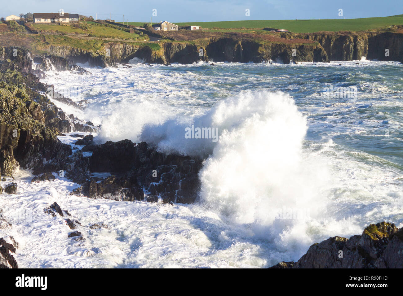 Les vagues se briser contre une falaise, West Cork, Irlande Banque D'Images