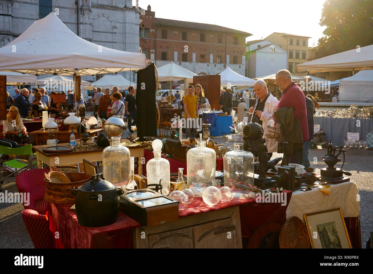 Lucca, Toscane, Italie : marché d'antiquités de la Piazza San Martino à côté du Duomo Banque D'Images