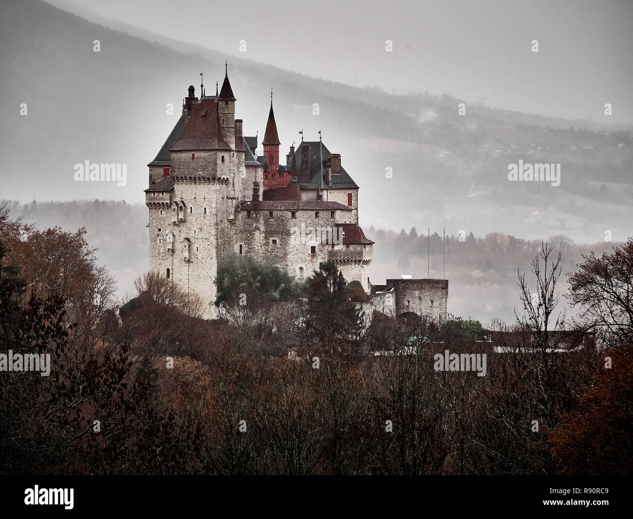 Le château de Menthon Saint Bernard, un ancien château à proximité de Annecy en automne. Ils disent que c'est le château qui a inspiré le Disneyland est l'un Banque D'Images