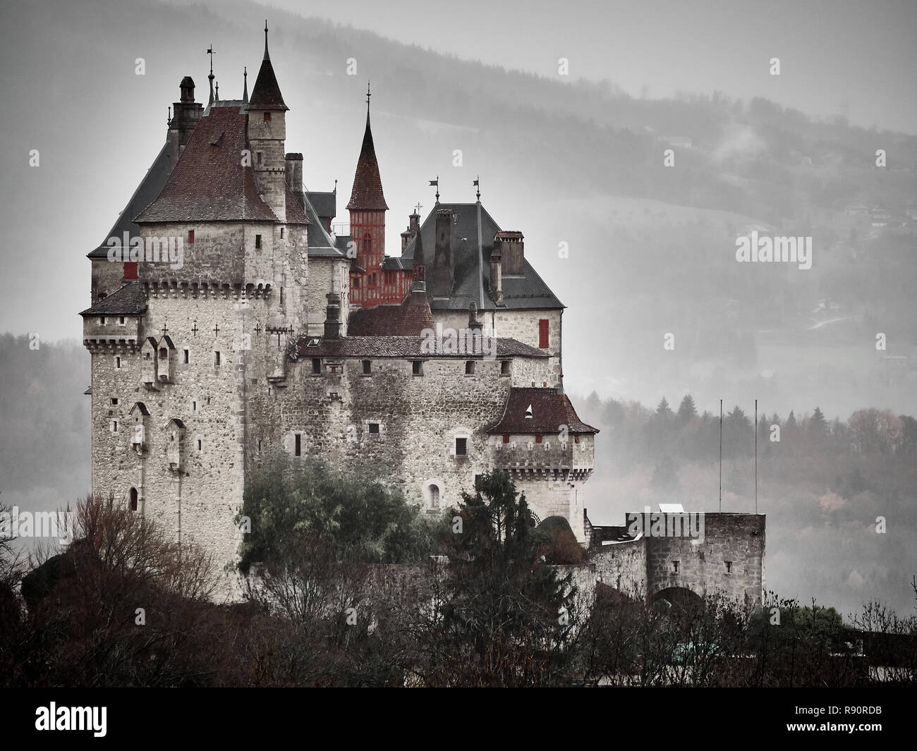 Le château de Menthon Saint Bernard, un ancien château à proximité de Annecy en automne. Ils disent que c'est le château qui a inspiré le Disneyland est l'un Banque D'Images