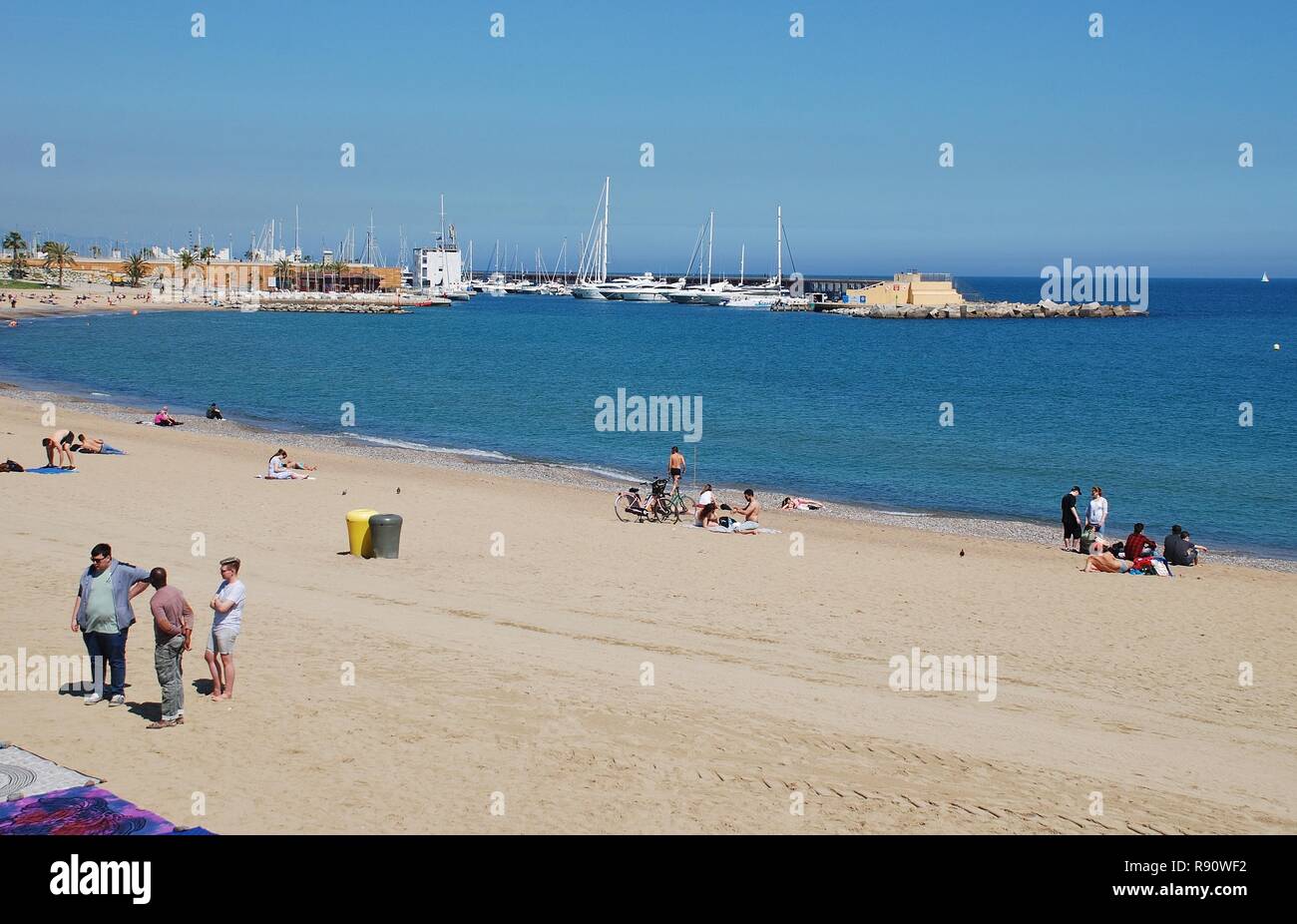 La plage de Port Olimpic de Barcelone en Catalogne, Espagne, le 17 avril 2018. Banque D'Images