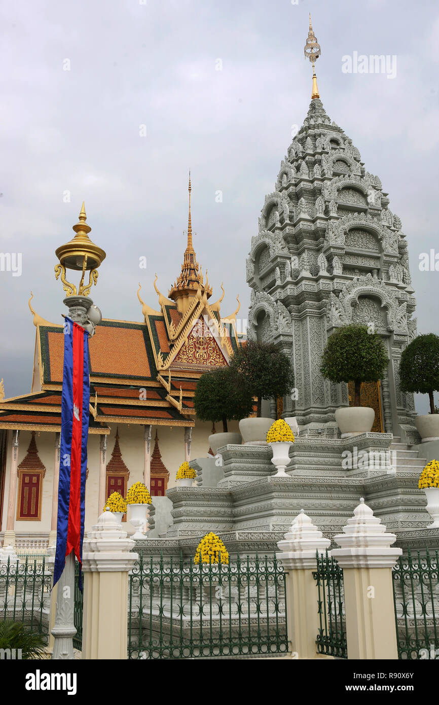 Stupa de la princesse Kantha Bopha avec le Wat Preah Keo Morokat au-delà, la Pagode d'argent, Phnom Penh, Cambodge Banque D'Images