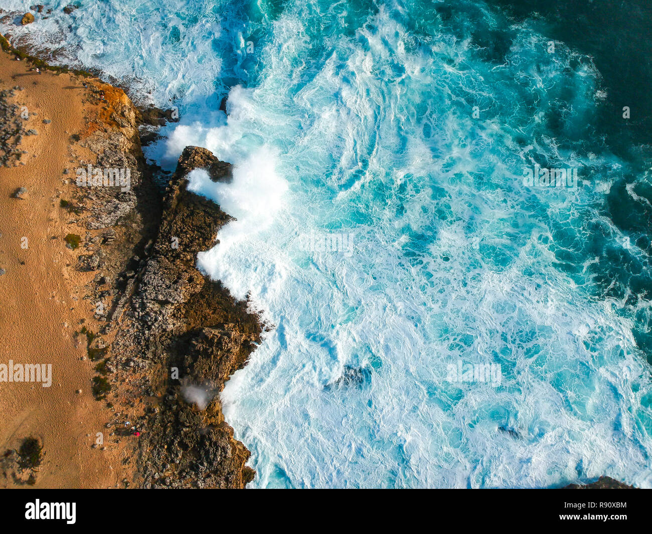 Vue aérienne de vagues se briser contre la côte. Panorama Seascape prenant avec un drone. Banque D'Images