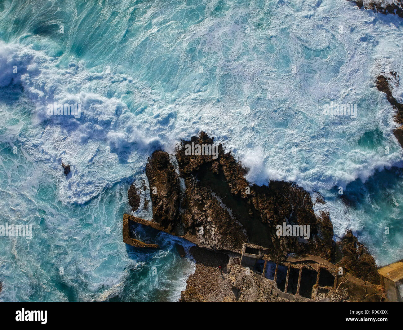 Vue aérienne de vagues se briser contre la côte. Panorama Seascape prenant avec un drone. Banque D'Images