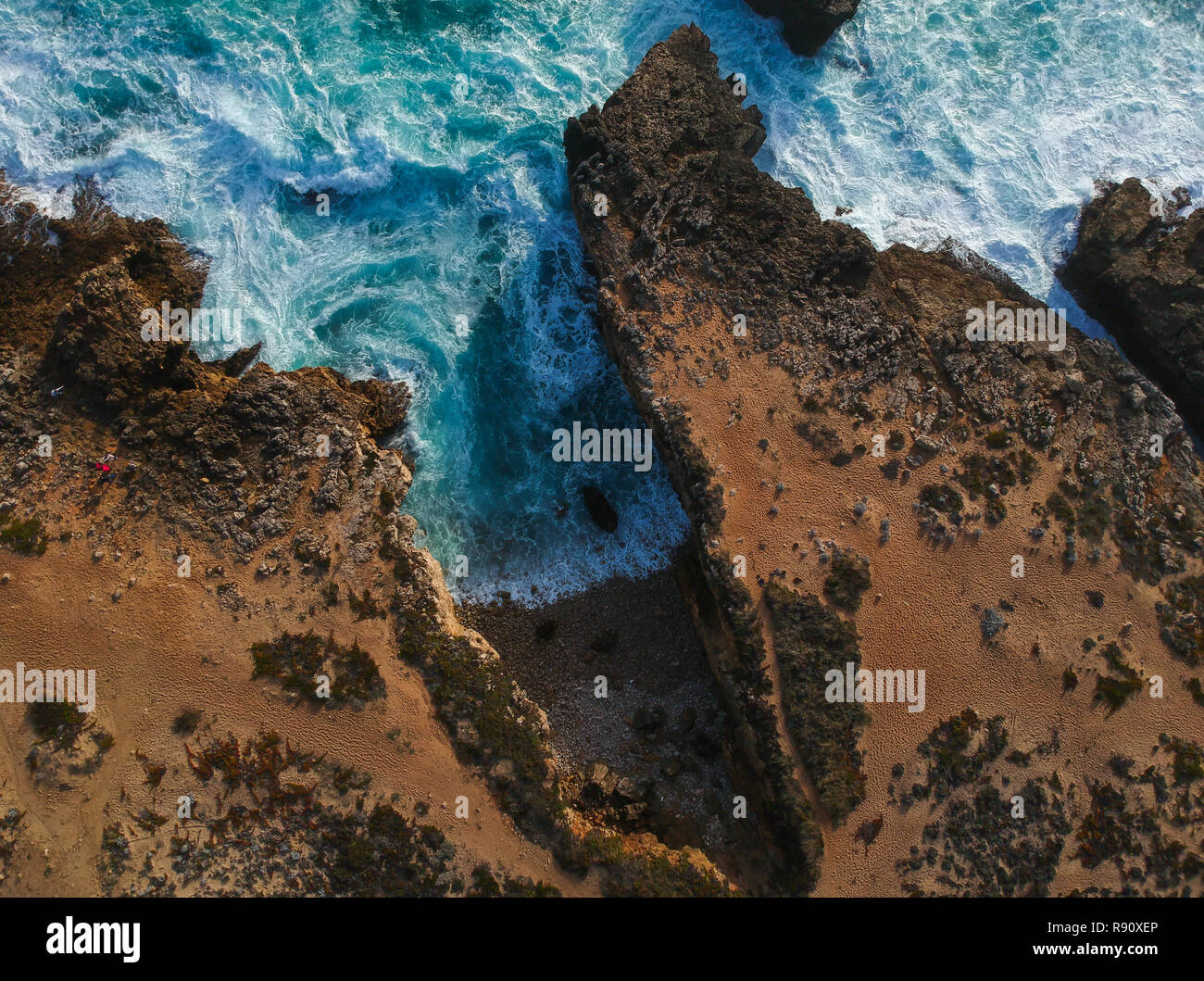 Vue aérienne de vagues se briser contre la côte. Panorama Seascape prenant avec un drone. Banque D'Images