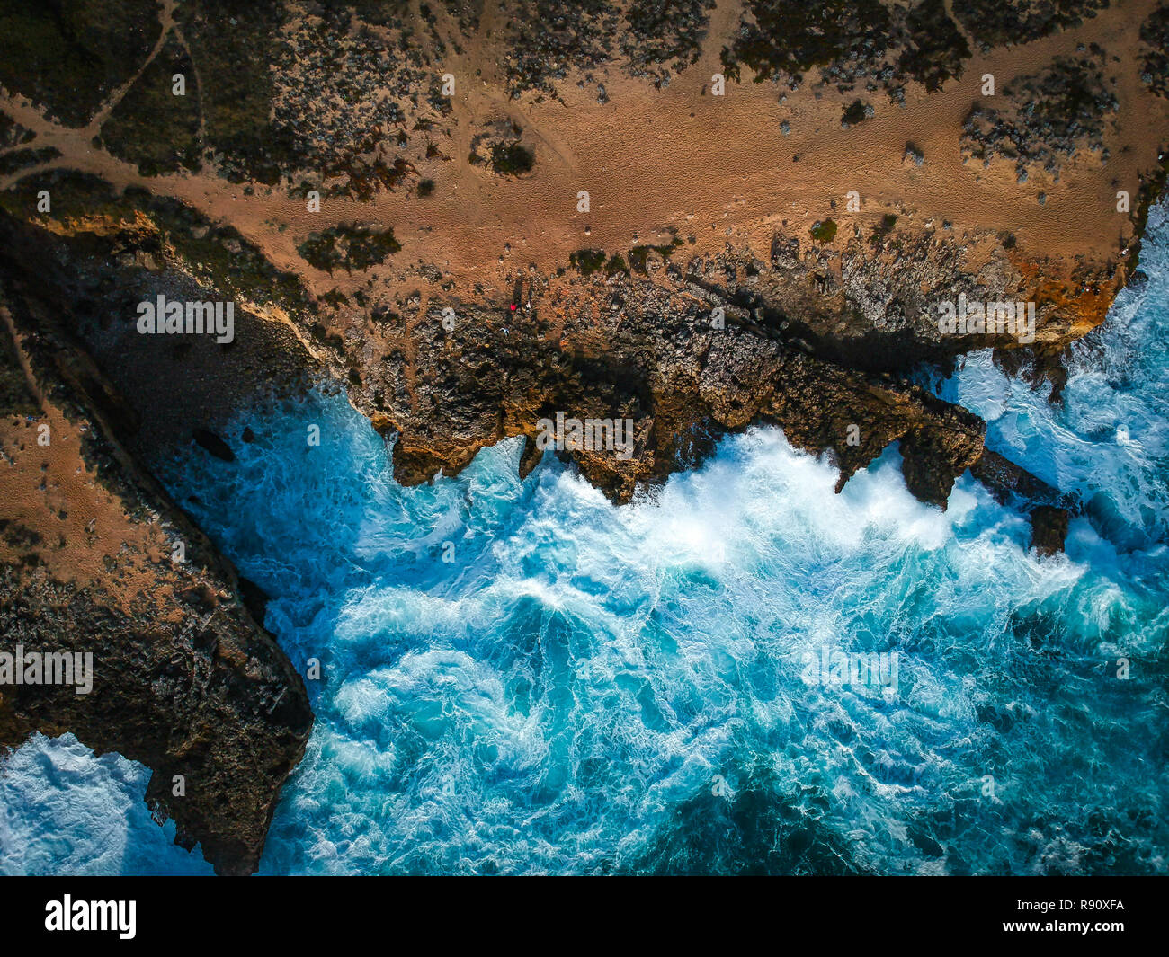 Vue aérienne de vagues se briser contre la côte. Panorama Seascape prenant avec un drone. Banque D'Images