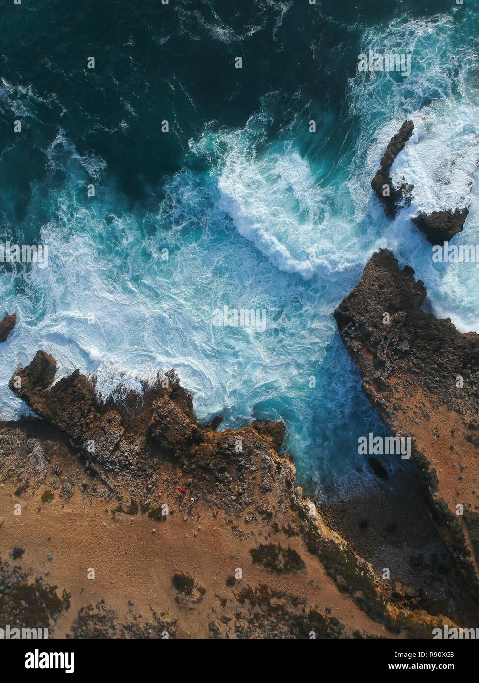 Vue aérienne de vagues se briser contre la côte. Panorama Seascape prenant avec un drone. Banque D'Images