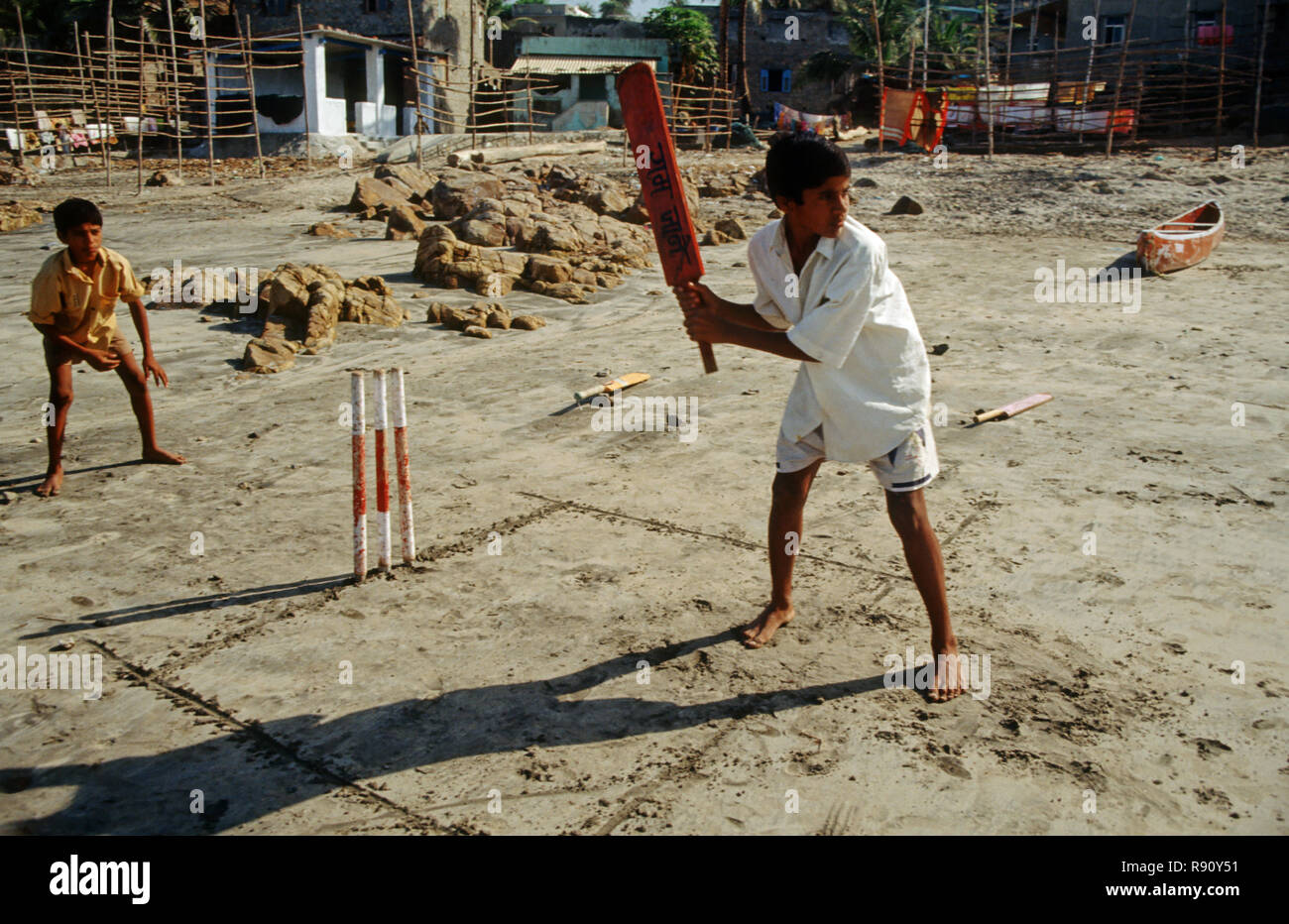 Les enfants jouer au cricket, Inde Banque D'Images