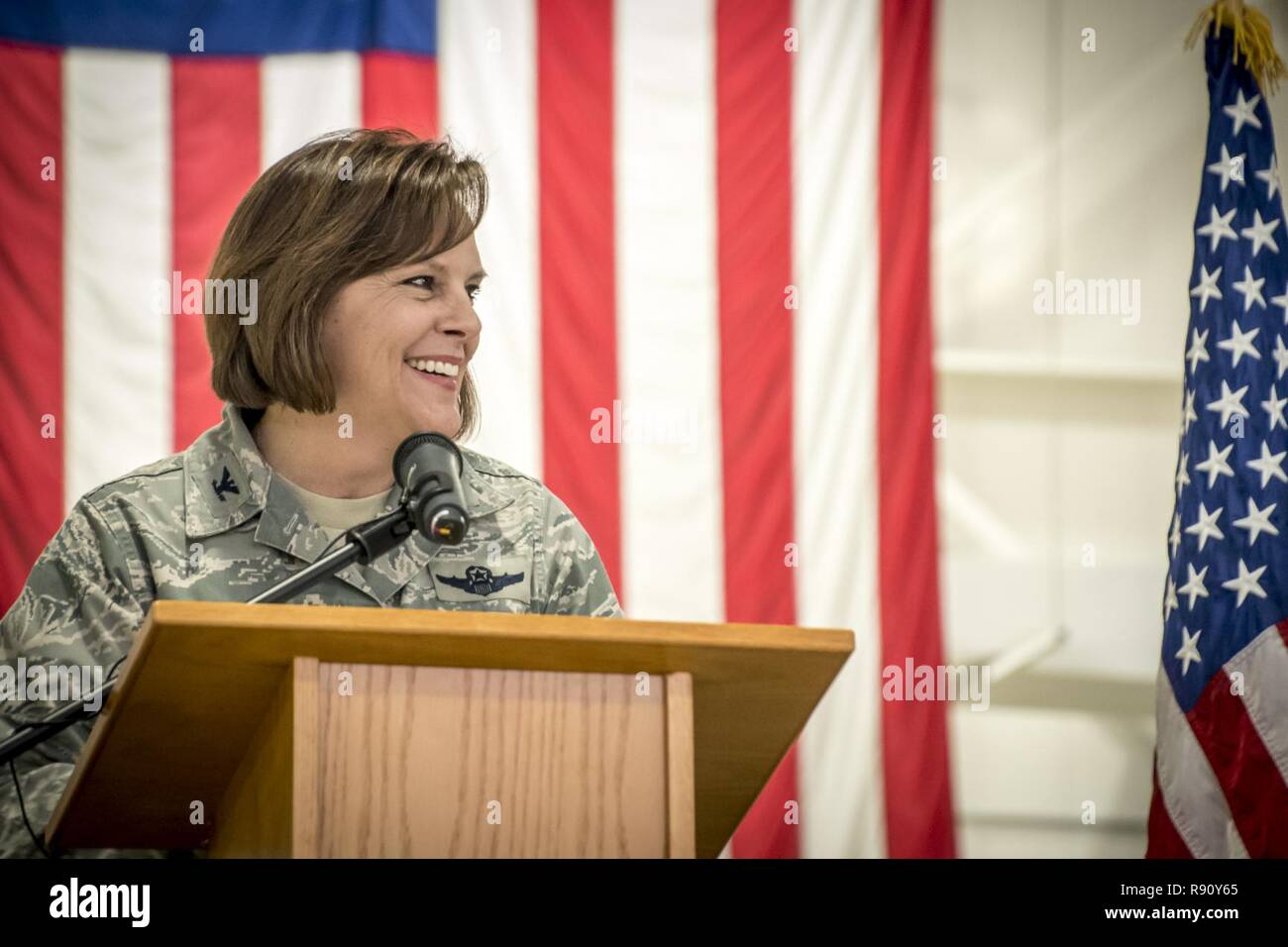 Le colonel Allison C. Miller, 179e Airlift Wing Commander, parle à la foule rassemblée à l'appel, tous les commandants, 08 décembre 2018, au cours d'une assemblée générale de formation en unité, Mansfield, Ohio. L'ensemble offre une occasion de revoir les réalisations de l'aile et reconnaître les personnes ainsi. Des gagnants de l'aviateurs exceptionnels de l'année catégories sont le Capitaine Paul Stennett de quartier général de l'Escadre de l'air pour la commande, l'agent de grade Master Sgt. Wirwille Nicholas de Mission Le Groupe de soutien pour les sous-officiers supérieurs, Tech. Le Sgt. Jason Reed de Mission groupe de soutien pour Non-Commission Banque D'Images