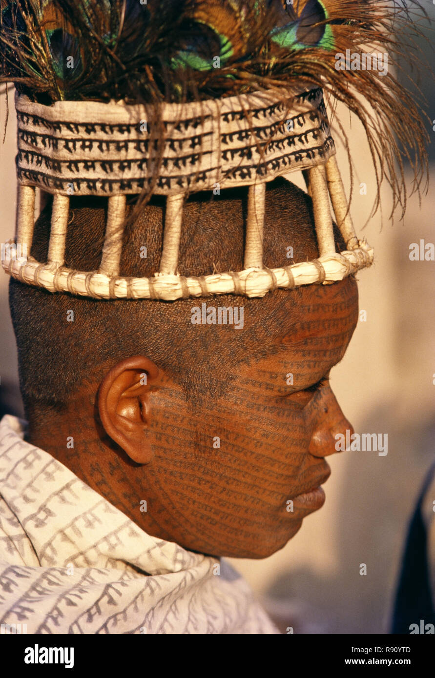 Bhaktain Ramnaami, femme ascétique, songeur avec son visage tatoué et portant une couronne de plumes de paon sur sa tête rasée., Centre de l'Inde Banque D'Images