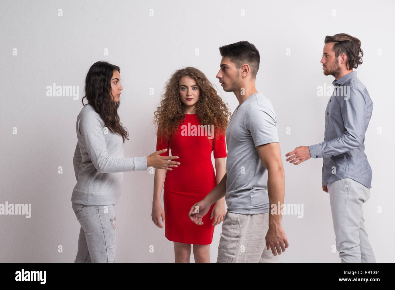 Jeune Groupe d'amis dans un studio, de se démarquer de la foule. Banque D'Images