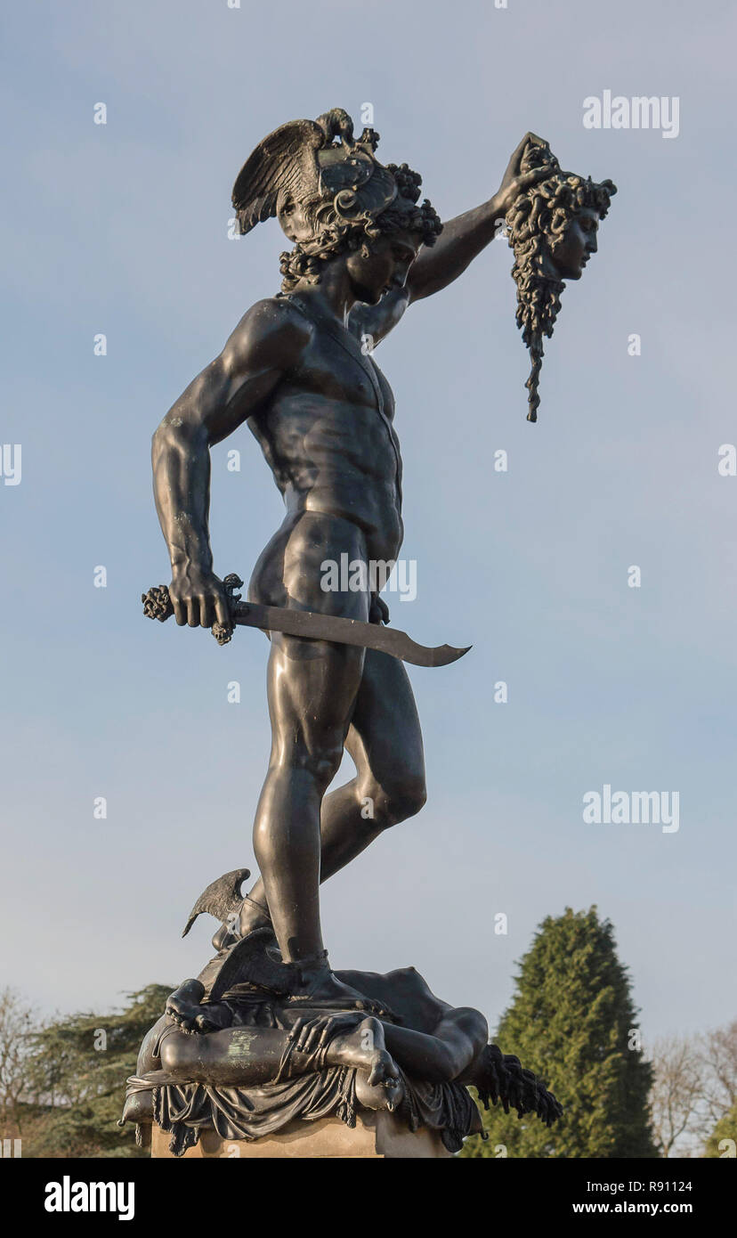 Une statue de la mythologie grecque Persée avec la tête de Medusa. Exposé dans le domaine de Trentham Gardens Staffordshire Angleterre Royaume-Uni. Banque D'Images